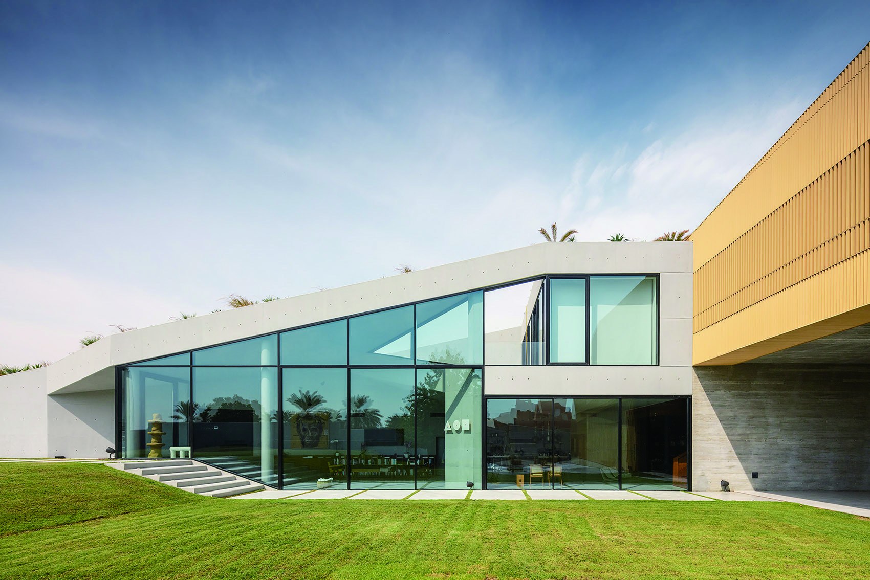 Villa moderna con facciata in vetro e serramenti Veltron
